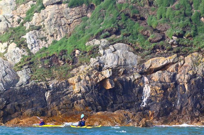 Kayak le long des côtes bretonnes