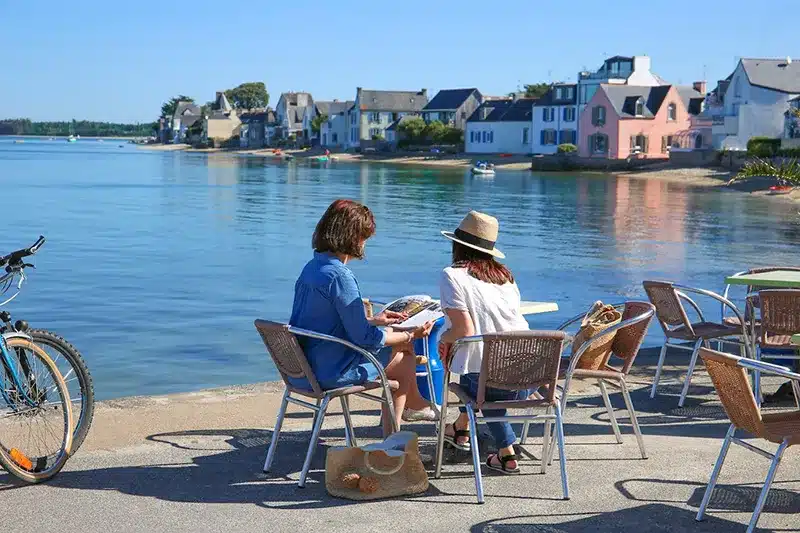 Terrasse de cafe à l'Ile-Tudy © E Cleret