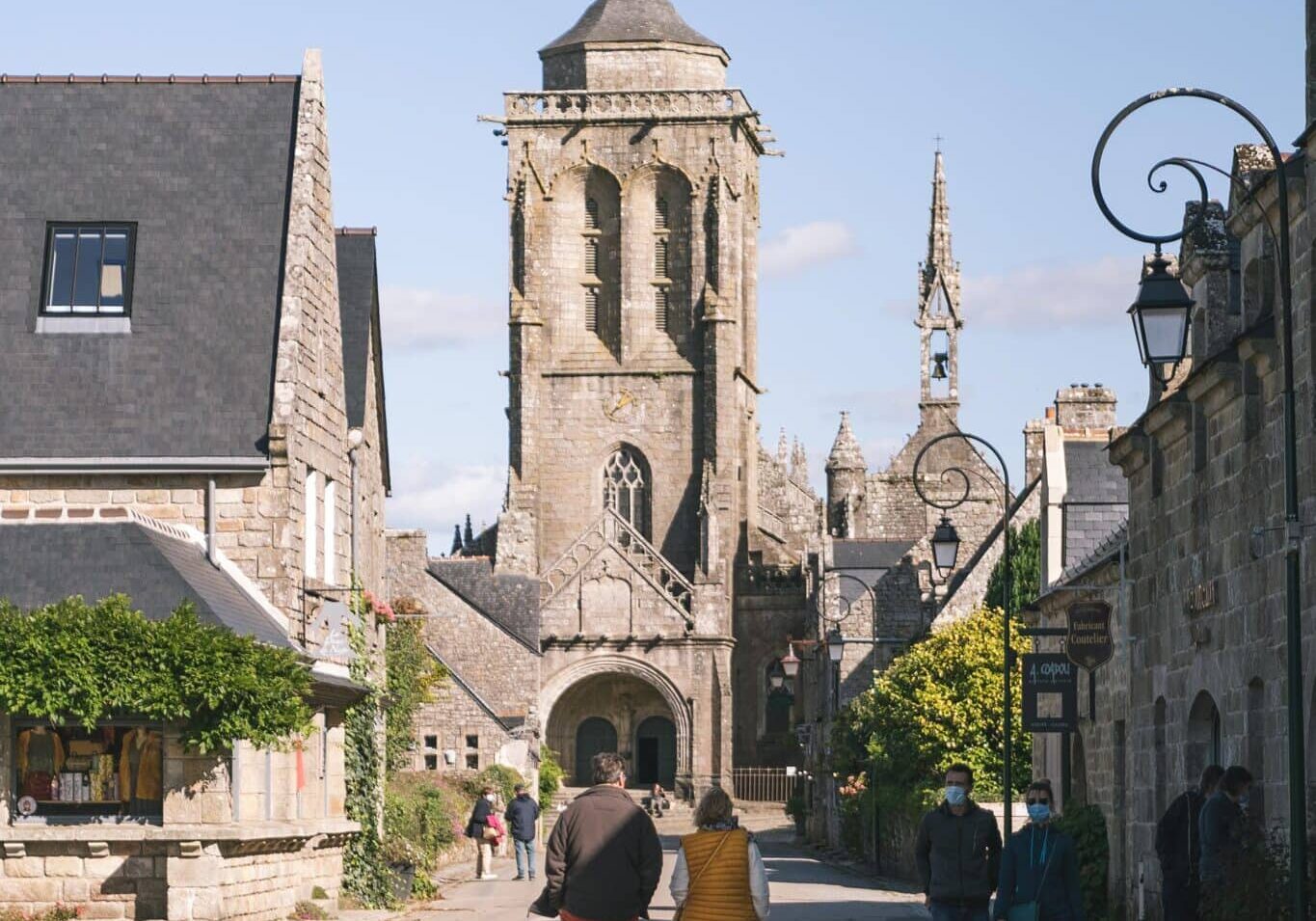 Place de Locronan dans le Finistère Sud